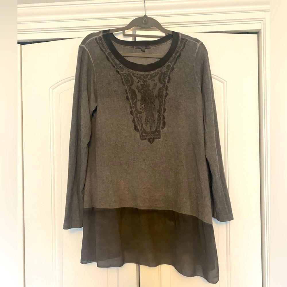 Tempo Paris Beautiful sweater grey with viscose trim and lace details on front.